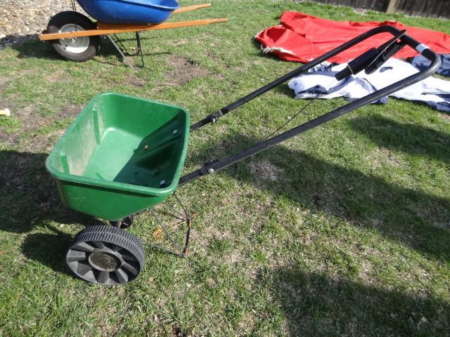 lot 18 image: Scotts speedy green 1000 lawn sprea...