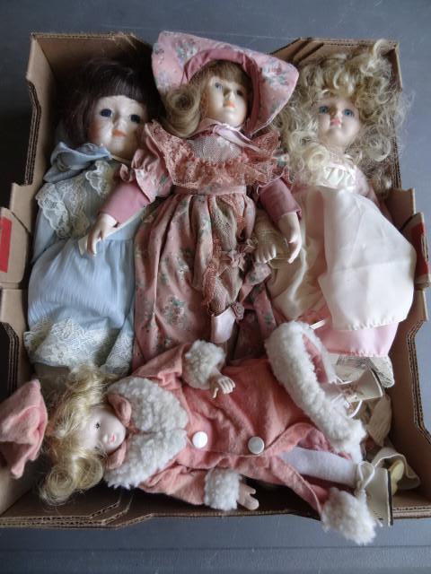 lot 184 image: Misc dolls. Qty 5...