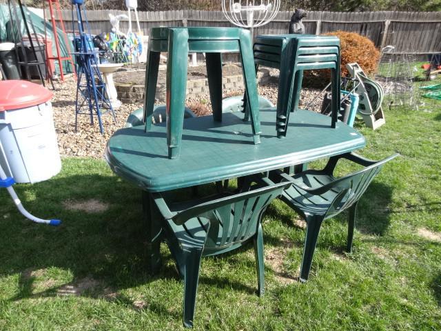 lot 19 image: Outdoor patio set. Table. 4 chairs....