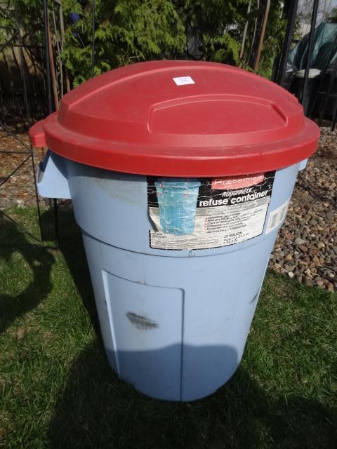 lot 21 image: 32 gallon rubbermaid garbage can...