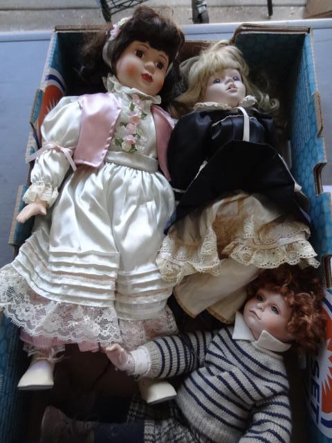 lot 262 image: 3 collector dolls...