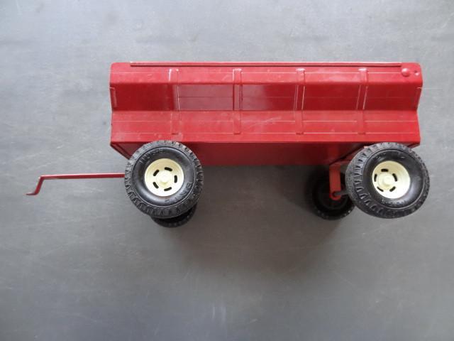 lot 264 image: 116 scale Ertl wagon...