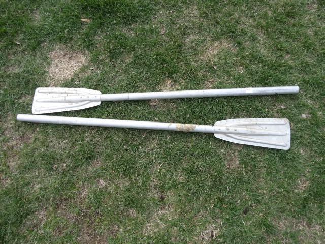 lot 40 image: 2 aluminum oars...