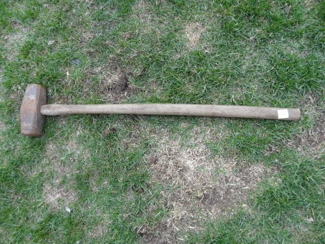 lot 42 image: 5 lb sledge hammer...
