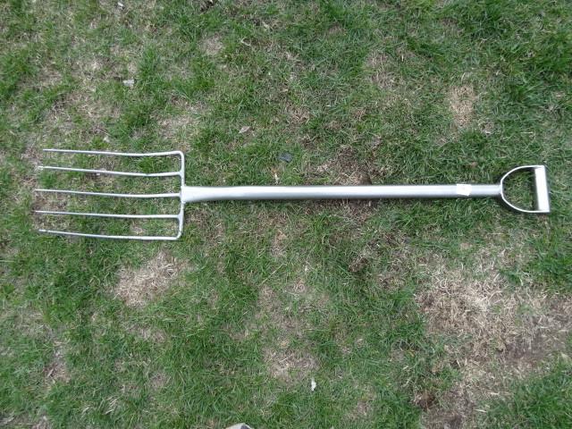 lot 44 image: Aluminum handle pitch fork with ste...