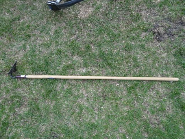 lot 48 image: Triangle garden hoe...