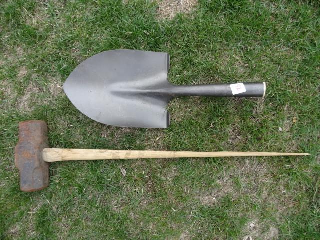 lot 52 image: 10 lb sledge with broken handle. Sp...