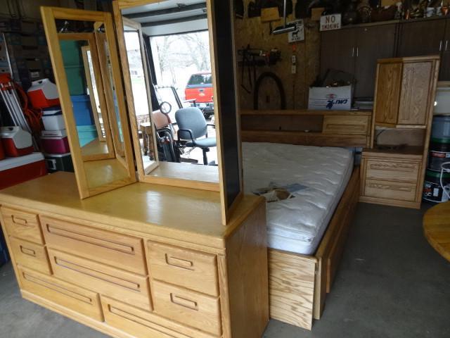 lot 70 image: California queen sleep number bed. ...
