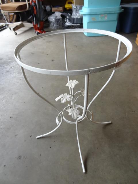 lot 72 image: Metal patio table. Missing glass. 1...
