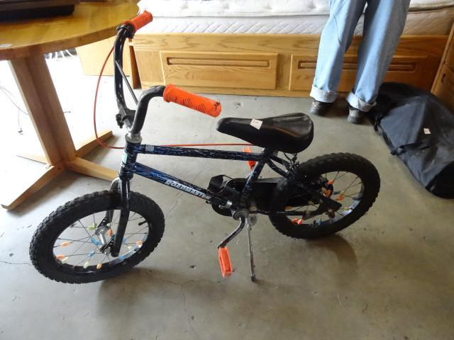 lot 79 image: Road master kids bike. 16&quot tir...