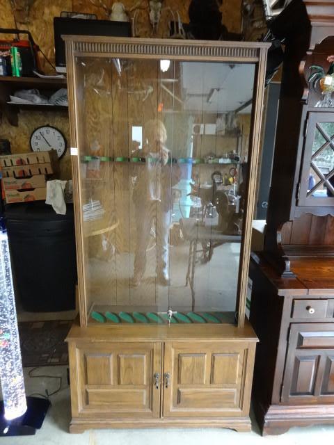 lot 86 image: 10 place wood gun cabinet. Glass is...