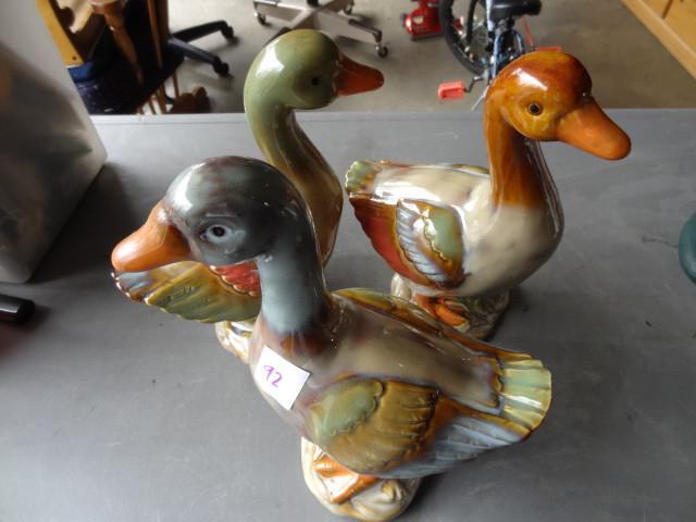 lot 92 image: Xianghui ceramics. 3 colorful geese...