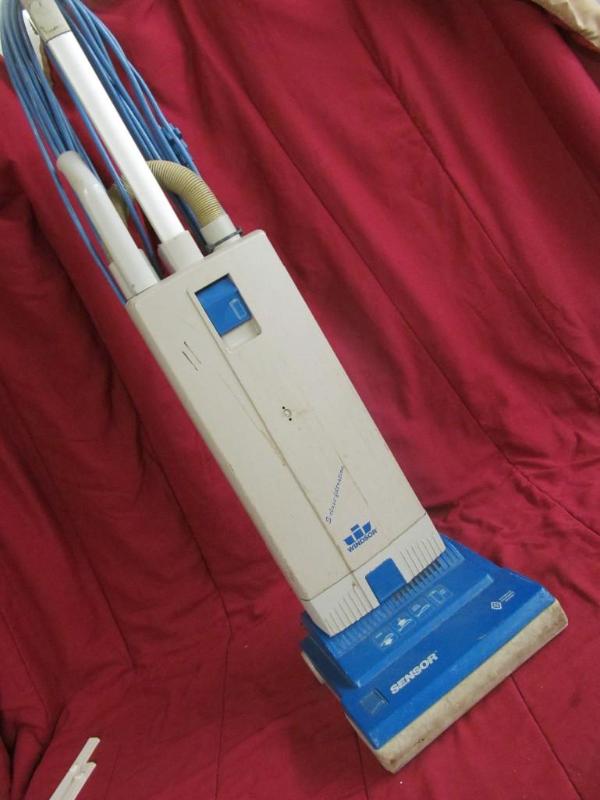 lot 122 image: Windsor Sensor Upright Vacuum Clean...