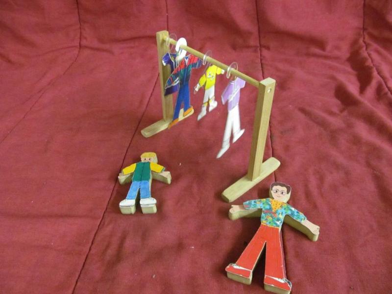 lot 13 image: Crayola Dolls with Paper Doll Cloth...