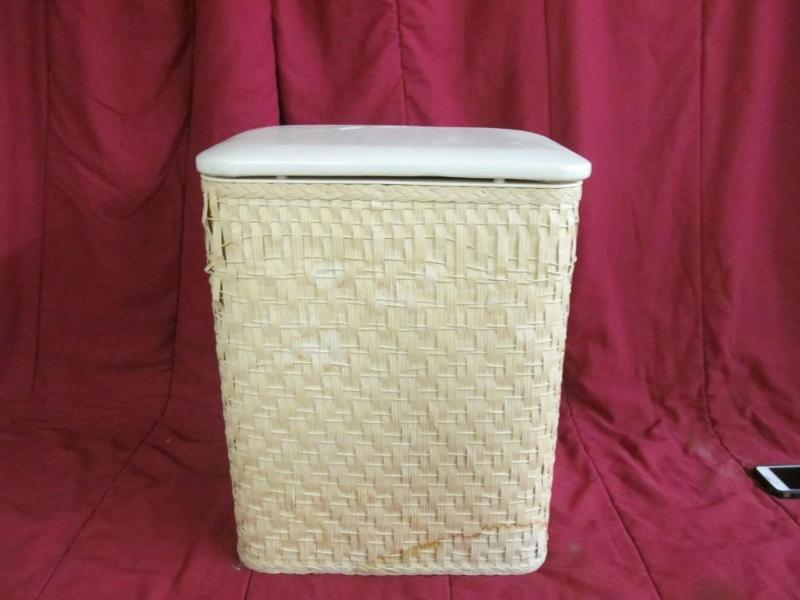lot 138 image: Vintage Wicker Hamper 20 in Tall...