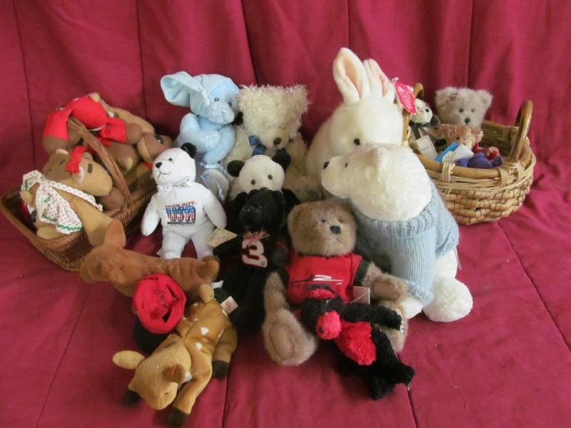 lot 139 image: Large Amount of Stuffed Animals, 2 ...