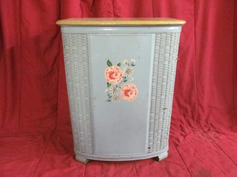 lot 146 image: Vintage Hamper 25 in Wicker and Met...
