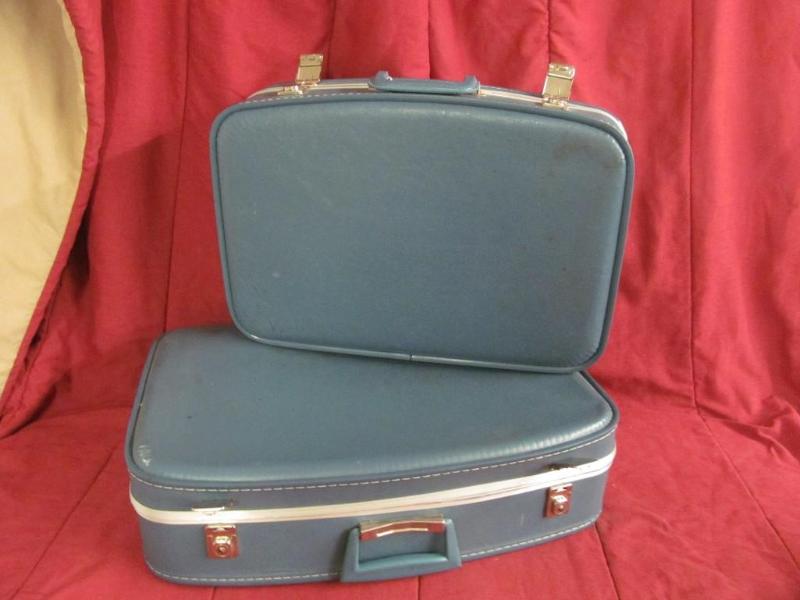 lot 33 image: 2 Blue Hard Side Luggage...