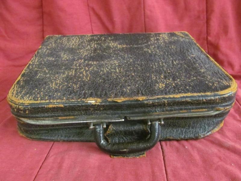 lot 44 image: Vintage Leather Suitcase - Zipper W...