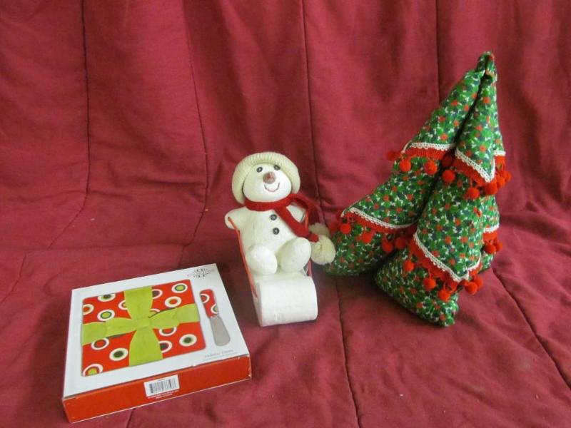 lot 45 image: Christmas Snack Plate and Spreader,...