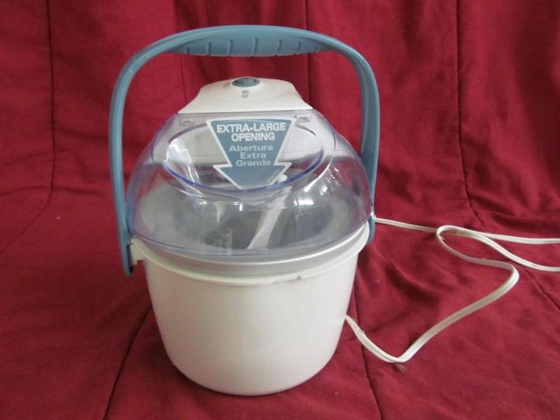 lot 51 image: Hamilton Beach Ice Cream Maker - Wo...