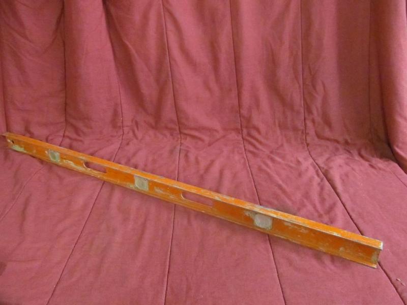 lot 68 image: 4 Foot Level - 1 Bulb Bad, Still Wo...