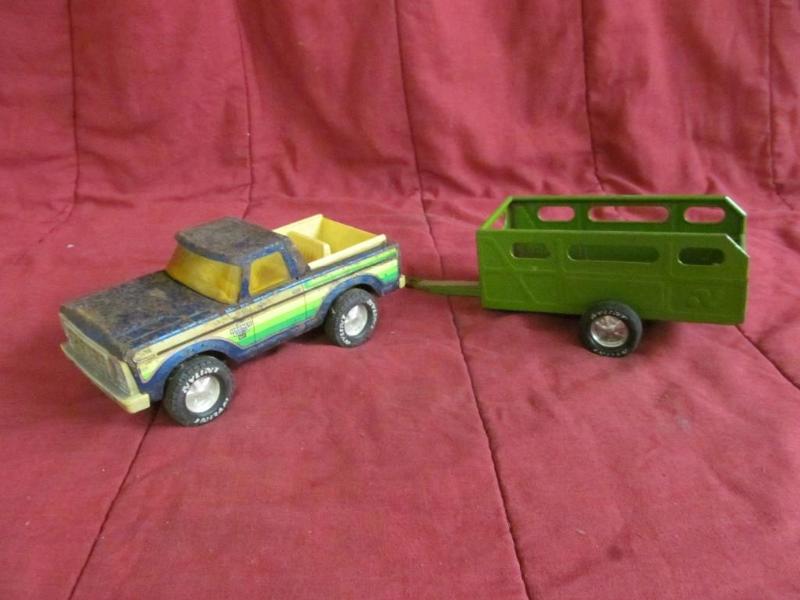 lot 93 image: Bronco Nylint and Trailer - Metal...
