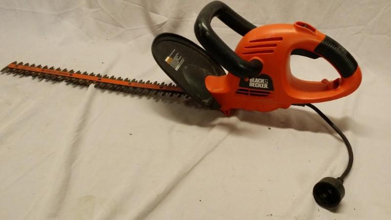 Black and Decker Hedge Trimmer 22&q...