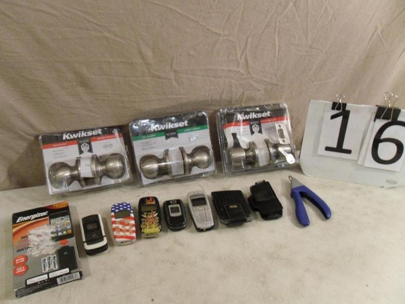 lot 16 image: 3 Kwikset Doorknobs (all opened pac...