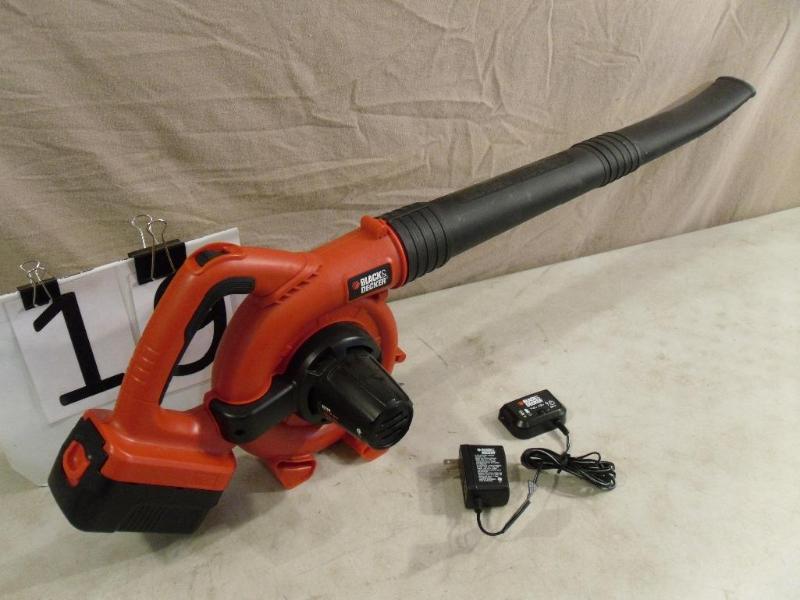 lot 19 image: Black and Decker 18 Volt Lawn Blowe...