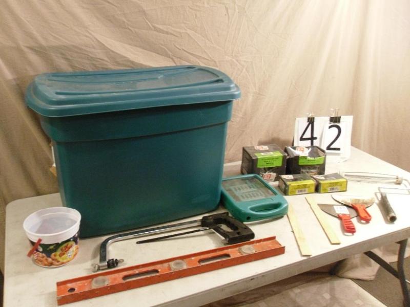 lot 42 image: Rubbermaid Tote with Lid Filled wit...