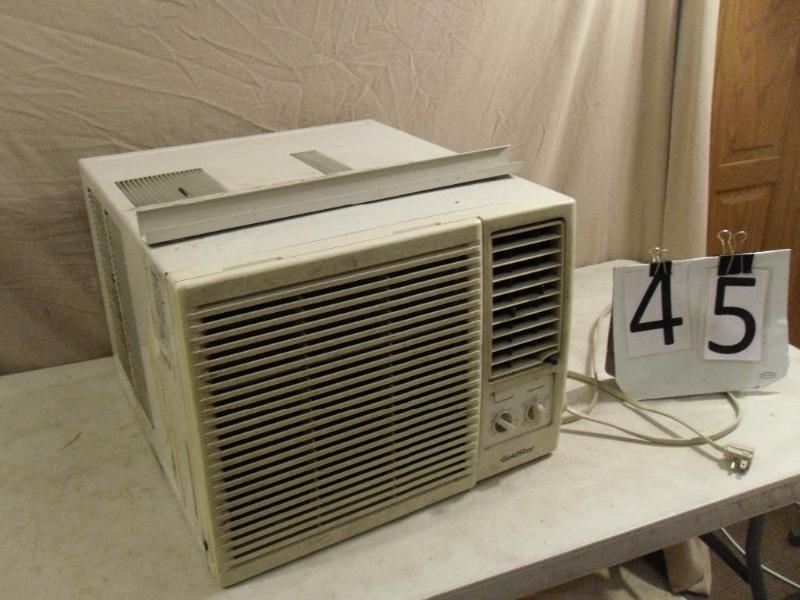 lot 45 image: Goldstar window air conditioner. 8,...