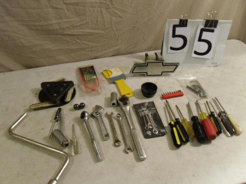 lot 55 image: Assorted tools. 12" Craftsman...