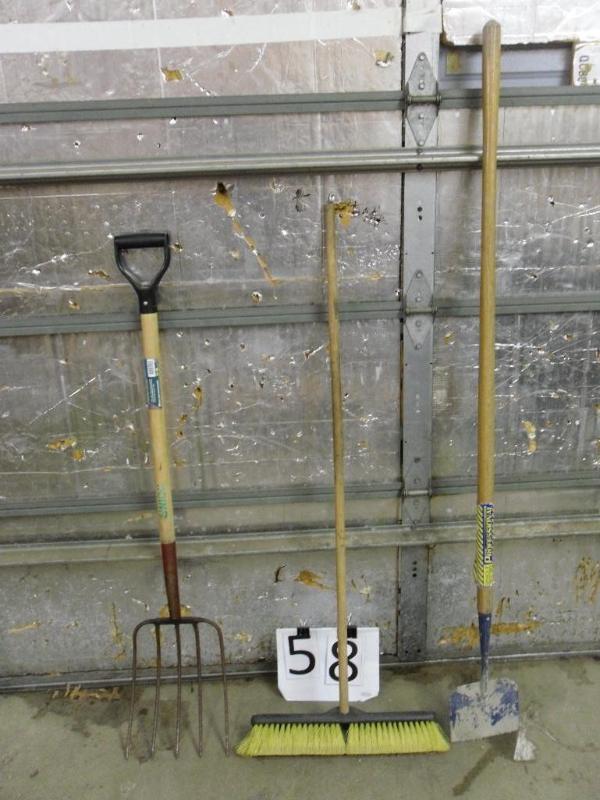 lot 58 image: 3 long handled tools, 5 tine pitch ...