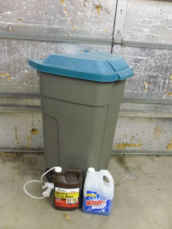 lot 61 image: Rubbermaid trash can on wheels with...