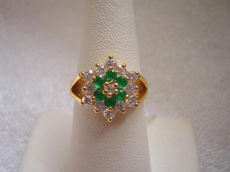 lot 123 image: Beautiful 9 karat gold ring with gr...