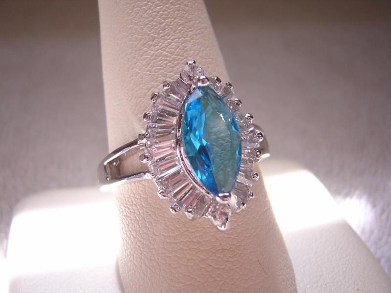 lot 124 image: Gorgeous silver ring with blue cent...