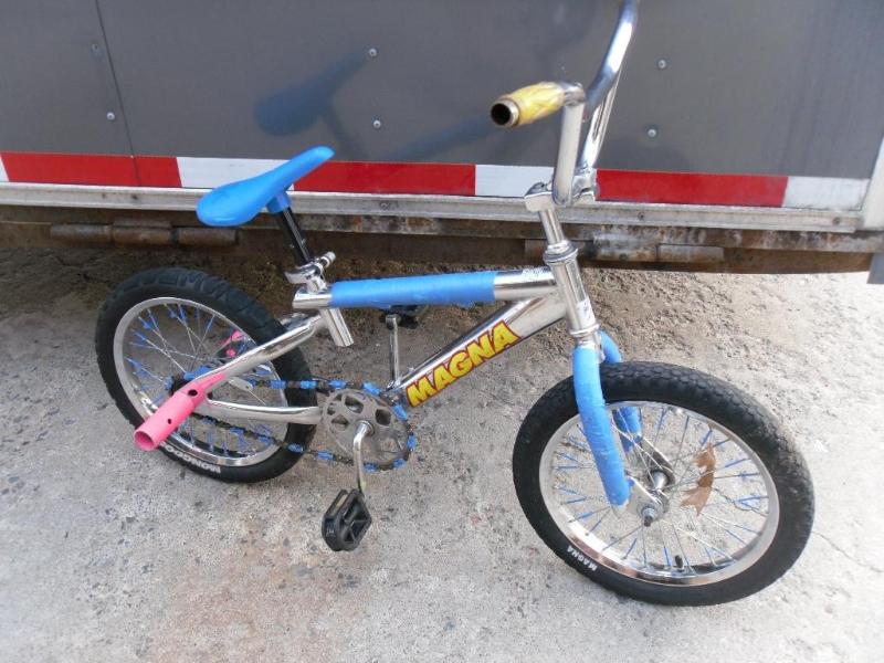 lot 135 image: Magna Kids Bike....