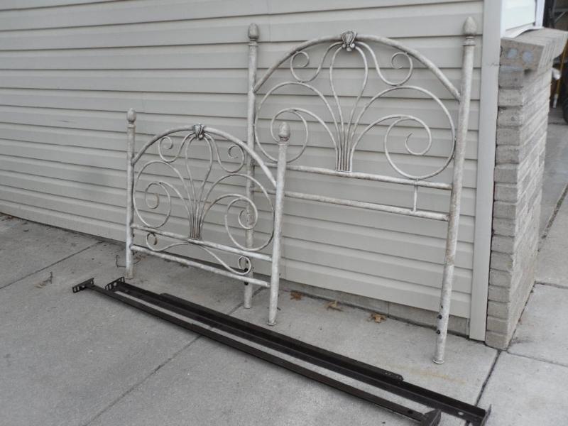 lot 141 image: White Twin Size Metal Bed Frame. Lo...