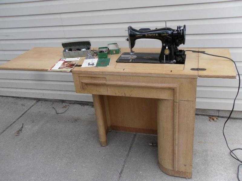 lot 144 image: Nice Old Singer Sewing Machine. Swi...