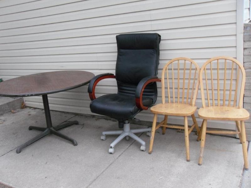 lot 146 image: Lot of Assorted Furniture. 2 Wood C...