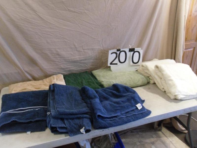 lot 200 image: Lot of 9 Assorted Bath Towels. Nice...