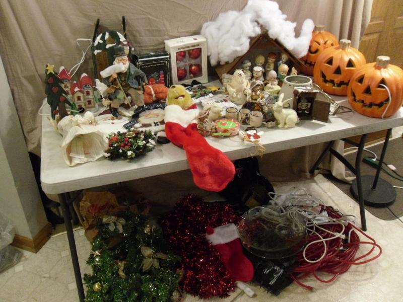 lot 220 image: Large Lot of Assorted Holiday Items...