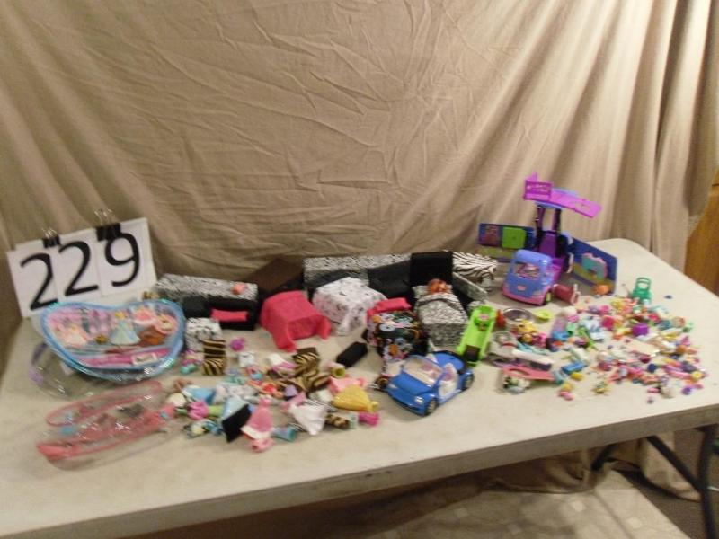 lot 229 image: Lot of Polly Pockets Items. Van, Ca...