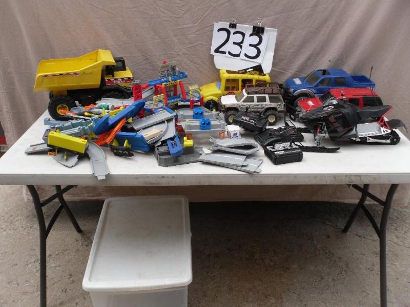 lot 233 image: Mteal Tonka Truck, Remote Control&n...