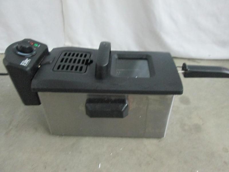 lot 22 image: Elite Gourmet 12-Cup Deep Fryer