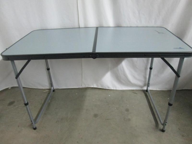 lot 27 image: 2 x 4 Center Fold Table