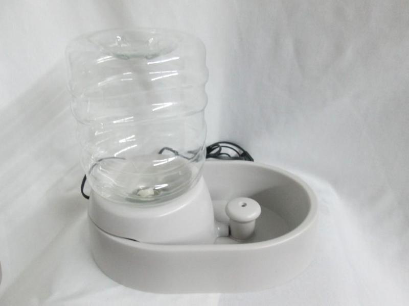 lot 39 image: Electric Pet Water Fountain