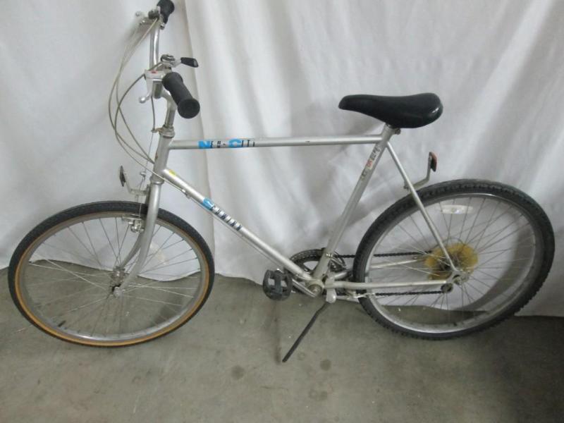 lot 47 image: Schwinn Bicycle