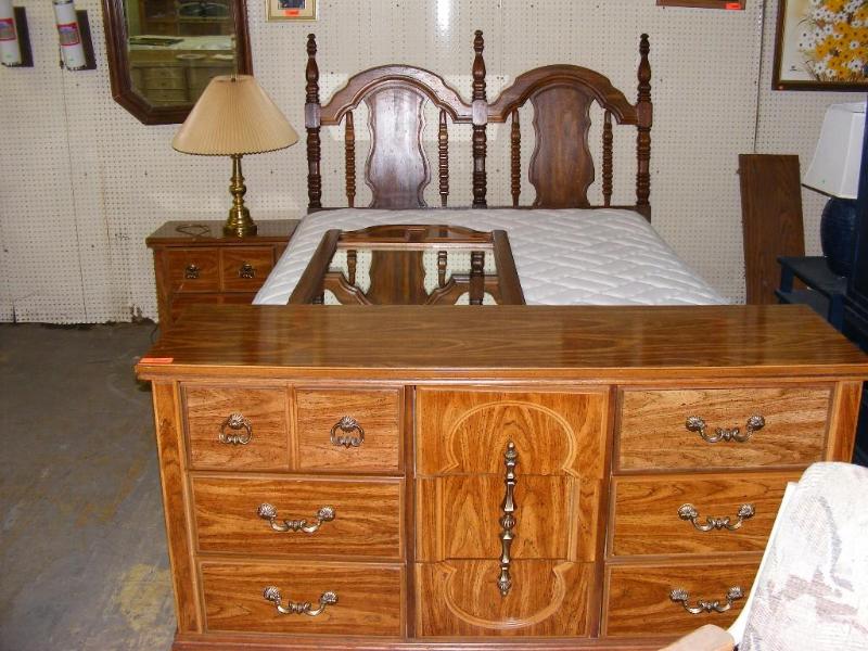 lot 501 image: Queen Sized Bedroom Set